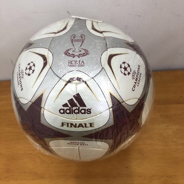 adidas(アディダス)のadidas 2009 チャンピオンズリーグ　ローマ　公式試合球 スポーツ/アウトドアのサッカー/フットサル(ボール)の商品写真