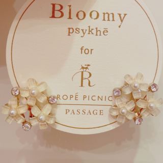 ロペピクニック(Rope' Picnic)のお花型ビジューの主役イヤリングオフホワイト(イヤリング)