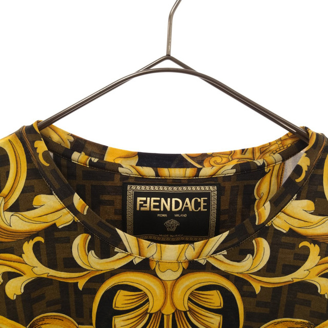 FENDI(フェンディ)のFENDI フェンディ 22SS ×Versace FENDACE ヴェルサーチ フェンダーチェゴールドバーTシャツ ブラック/ゴールド FY0936 AKDZ メンズのトップス(Tシャツ/カットソー(半袖/袖なし))の商品写真