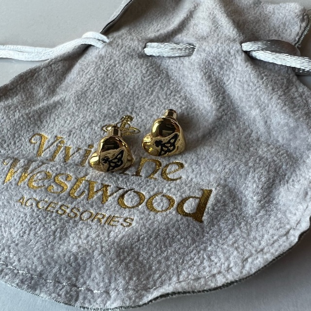 Vivienne Westwood(ヴィヴィアンウエストウッド)の【新品】viviennewestwood ハート 両耳ピアス レディースのアクセサリー(ピアス)の商品写真