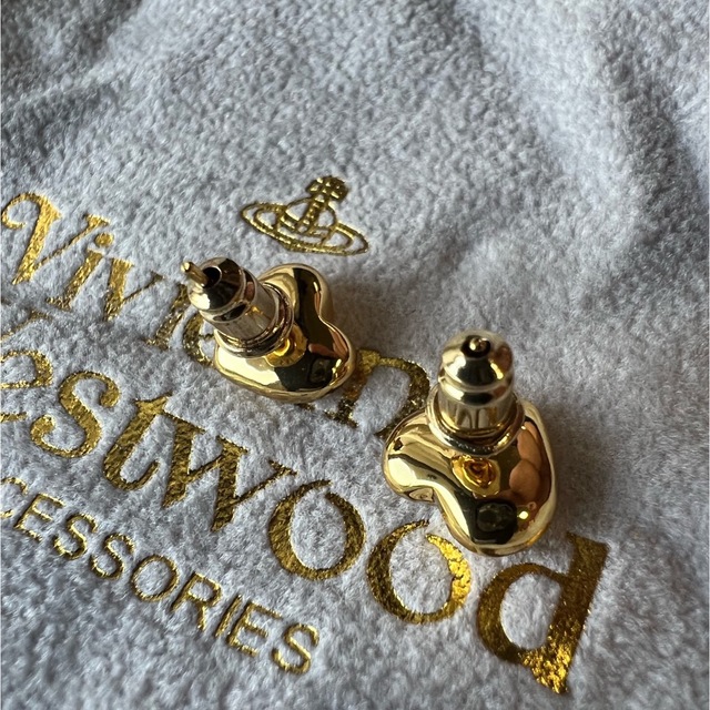 Vivienne Westwood(ヴィヴィアンウエストウッド)の【新品】viviennewestwood ハート 両耳ピアス レディースのアクセサリー(ピアス)の商品写真