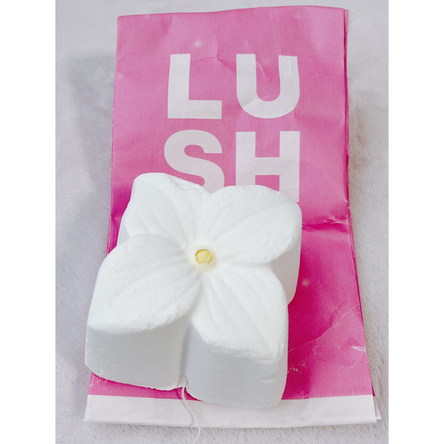 LUSH(ラッシュ)のお値下げ♪2/7出品停止! [新品.未使用] LUSH バスボム フローラルボム コスメ/美容のボディケア(入浴剤/バスソルト)の商品写真