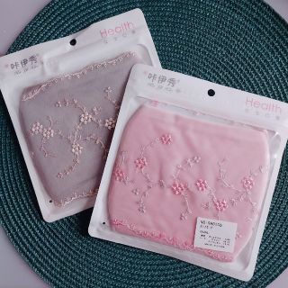 【値下げ】刺繍 & レース 布マスク 2枚セット 花粉症（ピンク系／グレー系）(日用品/生活雑貨)