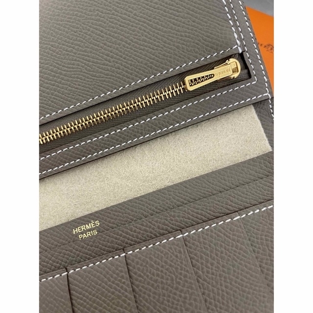 Hermes(エルメス)のHERMES べアン　スフレ　エトゥープ　ゴールド金具　2/28までの出品 レディースのファッション小物(財布)の商品写真