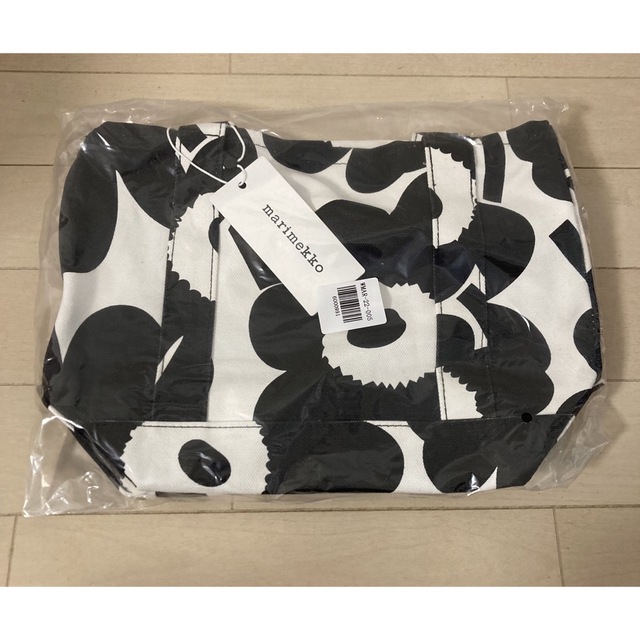 marimekko(マリメッコ)の新品　marimekko  トート　セイディ　ブラック　マリメッコ　ウニッコ　黒 レディースのバッグ(トートバッグ)の商品写真