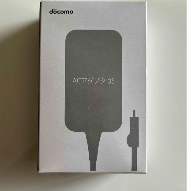 NTTdocomo(エヌティティドコモ)のdocomo ACアダプタ 05 急速充電　 スマホ/家電/カメラのスマートフォン/携帯電話(バッテリー/充電器)の商品写真