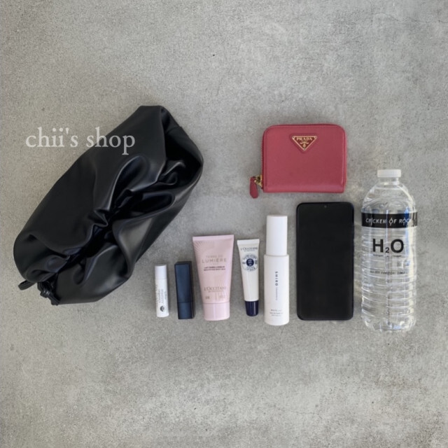 ガマグチギャザー ショルダーバッグ デザイン 黒 レザー プチプラ 韓国通販 レディースのバッグ(ショルダーバッグ)の商品写真