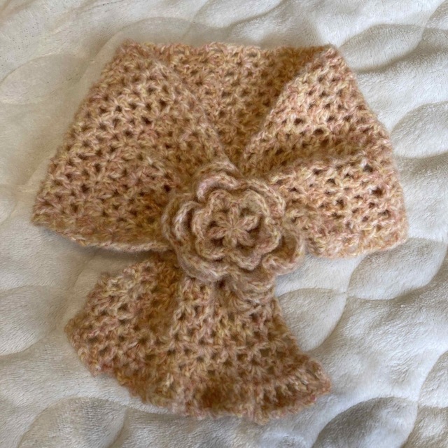 手編み お花のショートマフラー ④ ハンドメイドのファッション小物(マフラー/ストール)の商品写真