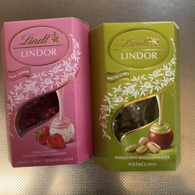 Lindt(リンツ)のリンツ　リンドールチョコレート　ピスタチオ＆ストロベリーセット 食品/飲料/酒の食品(菓子/デザート)の商品写真