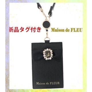 メゾンドフルール(Maison de FLEUR)のMaison de FLEUR リール付きビジューリボンパスケース 黒　新品(名刺入れ/定期入れ)