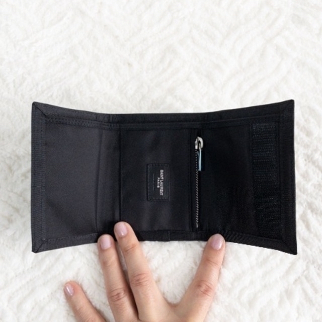 Saint Laurent(サンローラン)の新品未使用品 SAINT LAURENT 手のひらサイズのミニ財布 ブラック メンズのファッション小物(折り財布)の商品写真