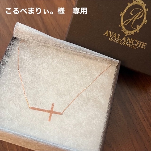 AVALANCHE(アヴァランチ)のAVALANCHE アヴァランチ 10K サイドクロスネックレス ピンクゴールド レディースのアクセサリー(ネックレス)の商品写真