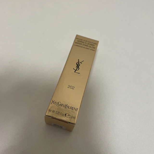 Yves Saint Laurent Beaute(イヴサンローランボーテ)のYsl ルージュクチュールヴェルニ ウォーターステイングロウ 202 コスメ/美容のベースメイク/化粧品(リップグロス)の商品写真