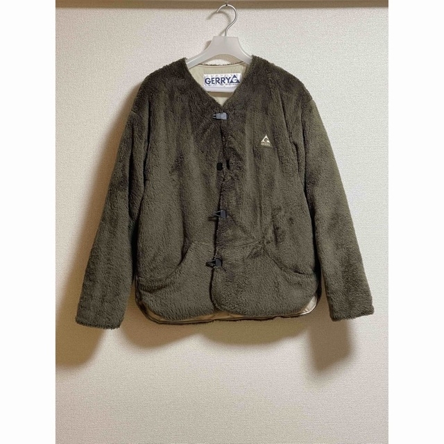 GERRY × BEAMS 別注 ノーカラー ボアダウンジャケット 人気ショップ