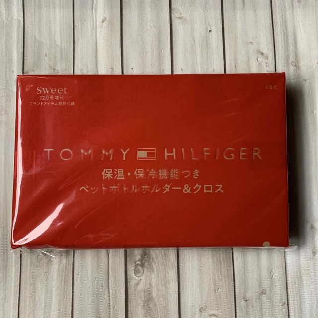 TOMMY HILFIGER(トミーヒルフィガー)の雑誌付録　ペットボトルホルダー&クロス　トミー ヒルフィガー エンタメ/ホビーの雑誌(ファッション)の商品写真