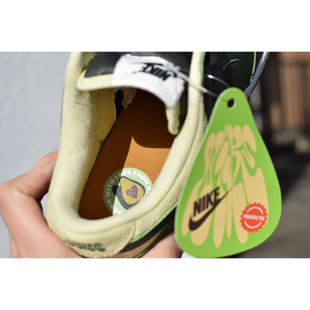 NIKE(ナイキ)のNIKE DUNK LOW LX AVOCADO メンズの靴/シューズ(スニーカー)の商品写真