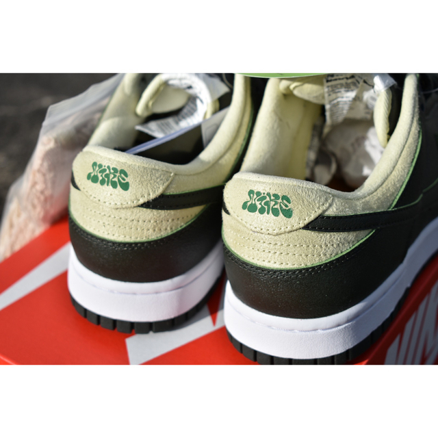 NIKE(ナイキ)のNIKE DUNK LOW LX AVOCADO メンズの靴/シューズ(スニーカー)の商品写真