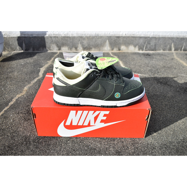 NIKE(ナイキ)のNIKE DUNK LOW LX AVOCADO メンズの靴/シューズ(スニーカー)の商品写真