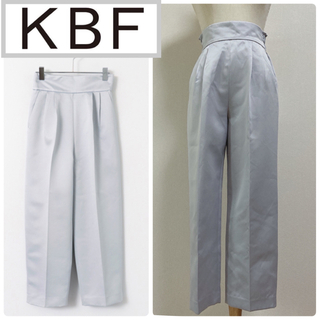 ケービーエフ(KBF)のKBF+ カラーサテンストレートパンツ(カジュアルパンツ)