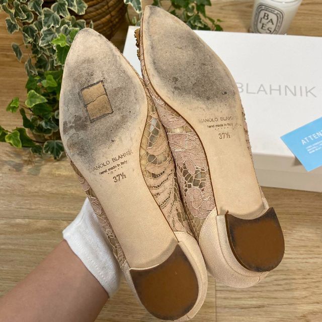 マノロブラニク ハンギシフラット レース 37.5 ヌードベージュ ビジュー-