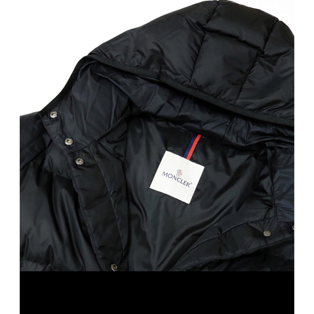 MONCLER(モンクレール)の新品未使用　MONCLER BURGAUX  モンクレール　L レディースのジャケット/アウター(ダウンジャケット)の商品写真