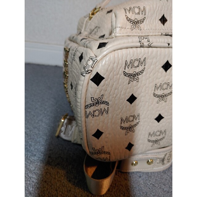 MCM(エムシーエム)のMCM 　リュック　ベージュ　ヴィセトス柄 レディースのバッグ(リュック/バックパック)の商品写真