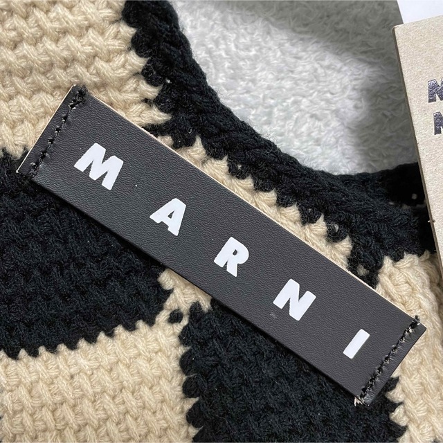 Marni(マルニ)の新品未使用☆MARNIマルニ ニットバッグ ブラック　黒　スモール　正規品 レディースのバッグ(トートバッグ)の商品写真