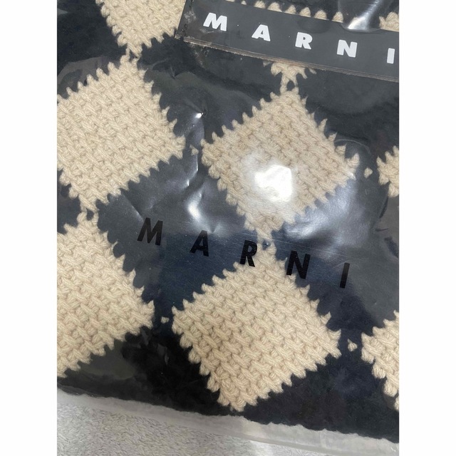 Marni(マルニ)の新品未使用☆MARNIマルニ ニットバッグ ブラック　黒　スモール　正規品 レディースのバッグ(トートバッグ)の商品写真