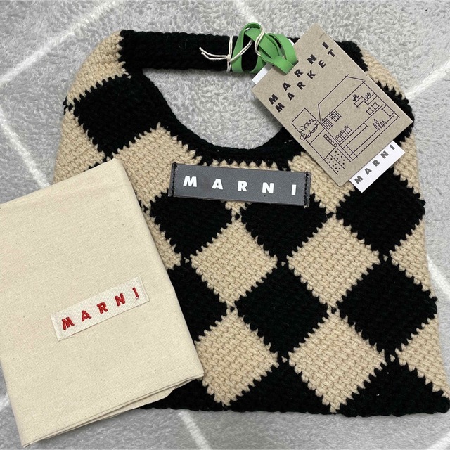 Marni(マルニ)の新品未使用☆MARNIマルニ ニットバッグ ブラック　黒　スモール　正規品 レディースのバッグ(トートバッグ)の商品写真