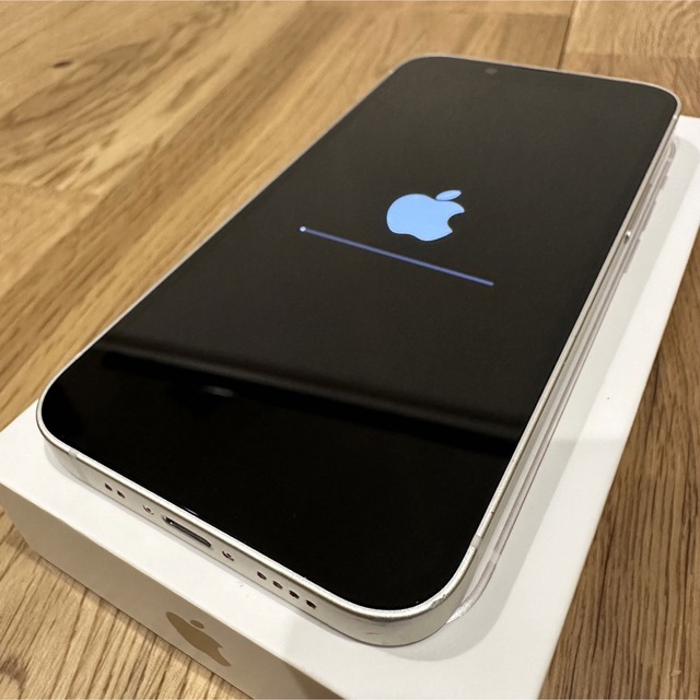 iPhone(アイフォーン)のiPhone13 mini 128GB スターライト au SIMフリー 中古  スマホ/家電/カメラのスマートフォン/携帯電話(スマートフォン本体)の商品写真