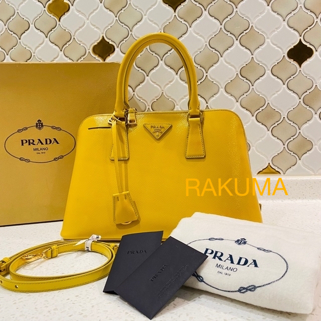 PRADA(プラダ)のプラダ　エナメルレザーバッグ　イエロー レディースのバッグ(ハンドバッグ)の商品写真