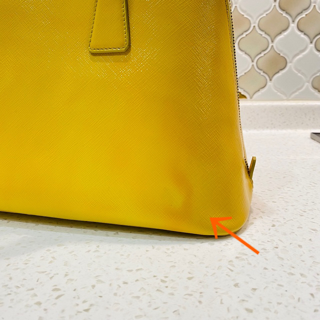 PRADA(プラダ)のプラダ　エナメルレザーバッグ　イエロー レディースのバッグ(ハンドバッグ)の商品写真