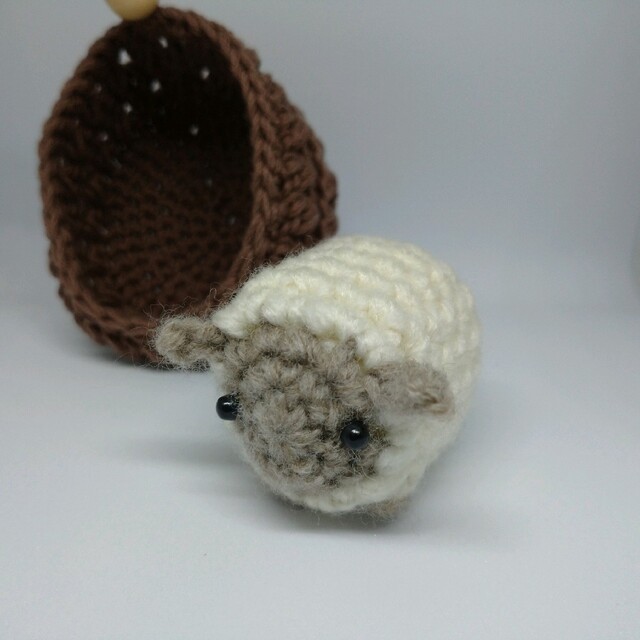 【現品限り】ひつじ②とハンギグバスケット※ハンドメイド※編みぐるみ ハンドメイドのぬいぐるみ/人形(あみぐるみ)の商品写真