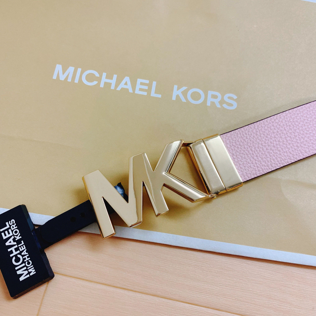 Michael Kors(マイケルコース)の★Michael Kors ビッグロゴバックルリバーシブルモノグラム柄本革ベルト レディースのファッション小物(ベルト)の商品写真