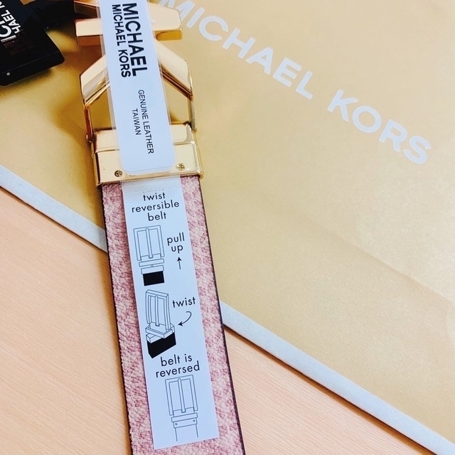 Michael Kors(マイケルコース)の★Michael Kors ビッグロゴバックルリバーシブルモノグラム柄本革ベルト レディースのファッション小物(ベルト)の商品写真