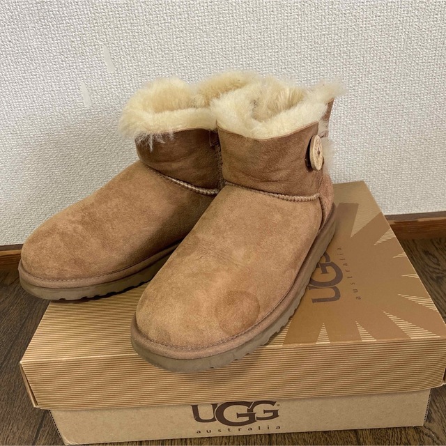 UGGクラシックミニ　ベイリーボタン