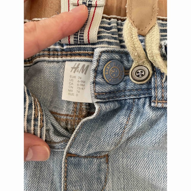 H&M(エイチアンドエム)のエイチアンドエム　サスペンダー付きダメージデニム キッズ/ベビー/マタニティのベビー服(~85cm)(パンツ)の商品写真