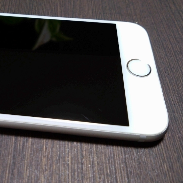 iPhone(アイフォーン)のApple iPhone アイフォン 6 シルバー 中古 スマホ/家電/カメラのスマートフォン/携帯電話(スマートフォン本体)の商品写真