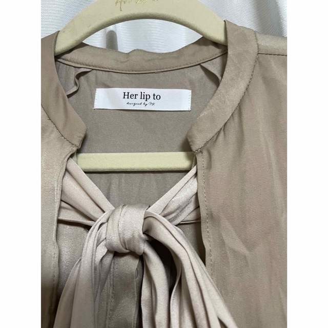 Her lip to(ハーリップトゥ)のHer lip to Tie-Neck Vintage Satin Dress レディースのワンピース(ひざ丈ワンピース)の商品写真