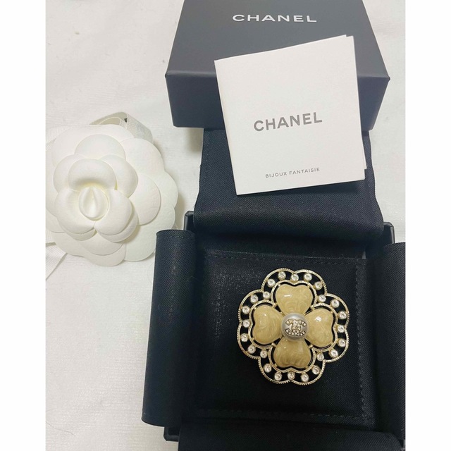 CHANEL(シャネル)の希少❤︎ CHANEL シャネル　ブローチコサージュ　お花　パール　卒入　卒業式 レディースのアクセサリー(ブローチ/コサージュ)の商品写真