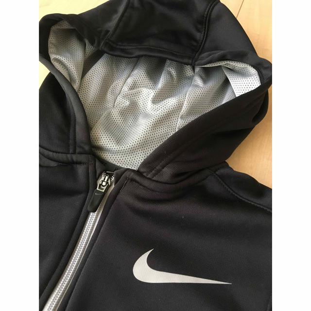 NIKE(ナイキ)のNIKE ジップアップパーカー　140 黒 キッズ/ベビー/マタニティのキッズ服男の子用(90cm~)(ジャケット/上着)の商品写真