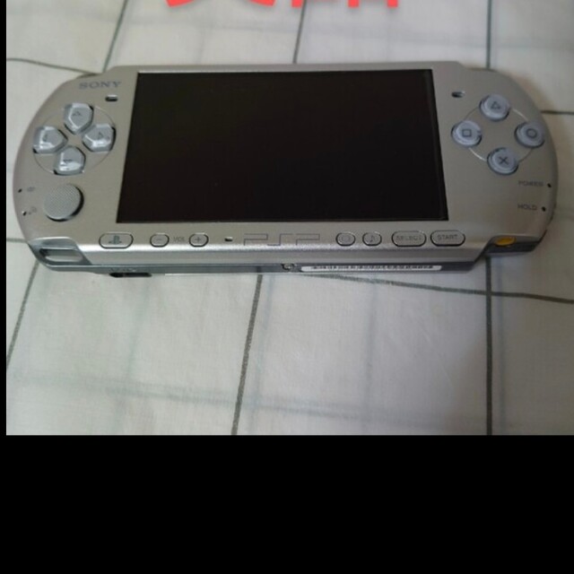 PlayStation Portable(プレイステーションポータブル)のPlayStationPortable 　3000シルバー エンタメ/ホビーのゲームソフト/ゲーム機本体(携帯用ゲーム機本体)の商品写真