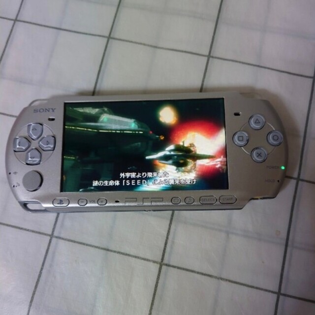 PlayStation Portable(プレイステーションポータブル)のPlayStationPortable 　3000シルバー エンタメ/ホビーのゲームソフト/ゲーム機本体(携帯用ゲーム機本体)の商品写真