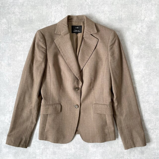 23区(ニジュウサンク)の2281R パンツスーツ　テーラードジャケット　2B ベージュ　長袖　ブラウン レディースのフォーマル/ドレス(スーツ)の商品写真