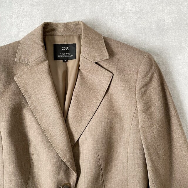 23区(ニジュウサンク)の2281R パンツスーツ　テーラードジャケット　2B ベージュ　長袖　ブラウン レディースのフォーマル/ドレス(スーツ)の商品写真
