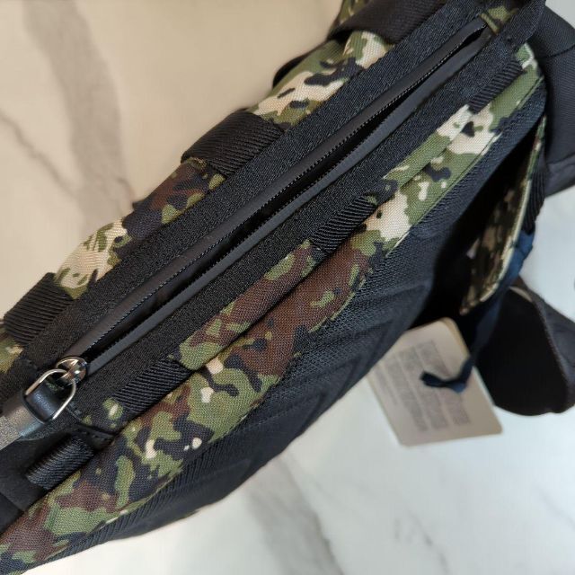 【新品】モンクレール ボディバッグ / バックパック 迷彩柄