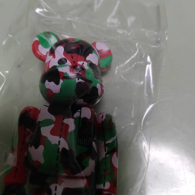 MEDICOM TOY(メディコムトイ)のベアブリック100%　Ａ BATHING APE エンタメ/ホビーのおもちゃ/ぬいぐるみ(キャラクターグッズ)の商品写真