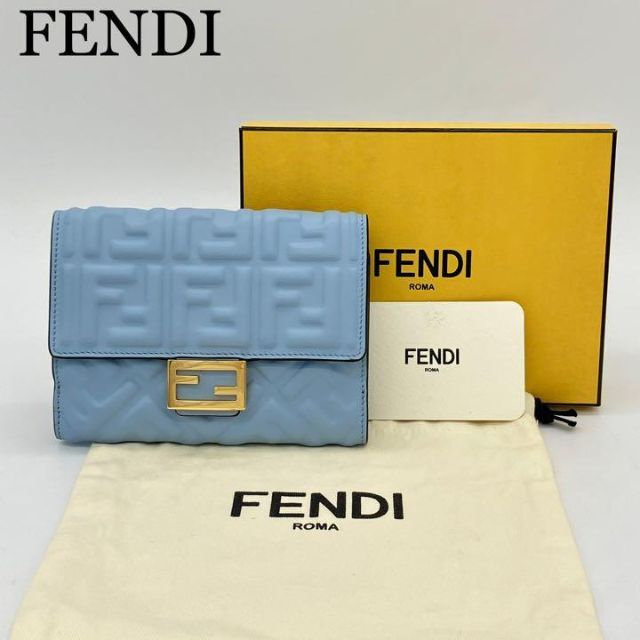 柔らかな質感の FENDI 二つ折り財布　水色 ズッカ 【人気】フェンディ8M0419 - 財布