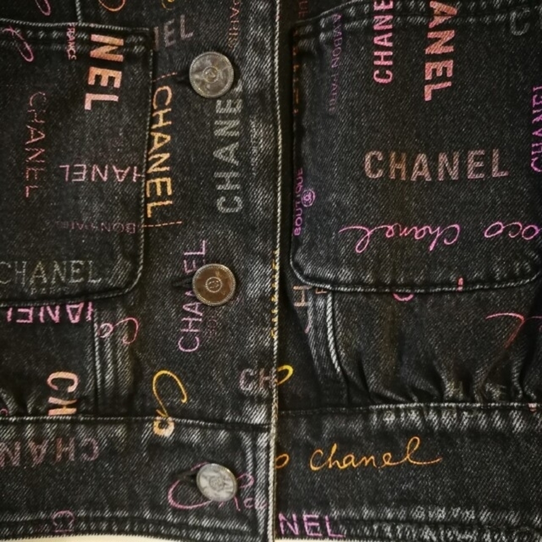 CHANEL(シャネル)のシャネル　ロゴ入り　デニムジャケット　34 レディースのジャケット/アウター(Gジャン/デニムジャケット)の商品写真