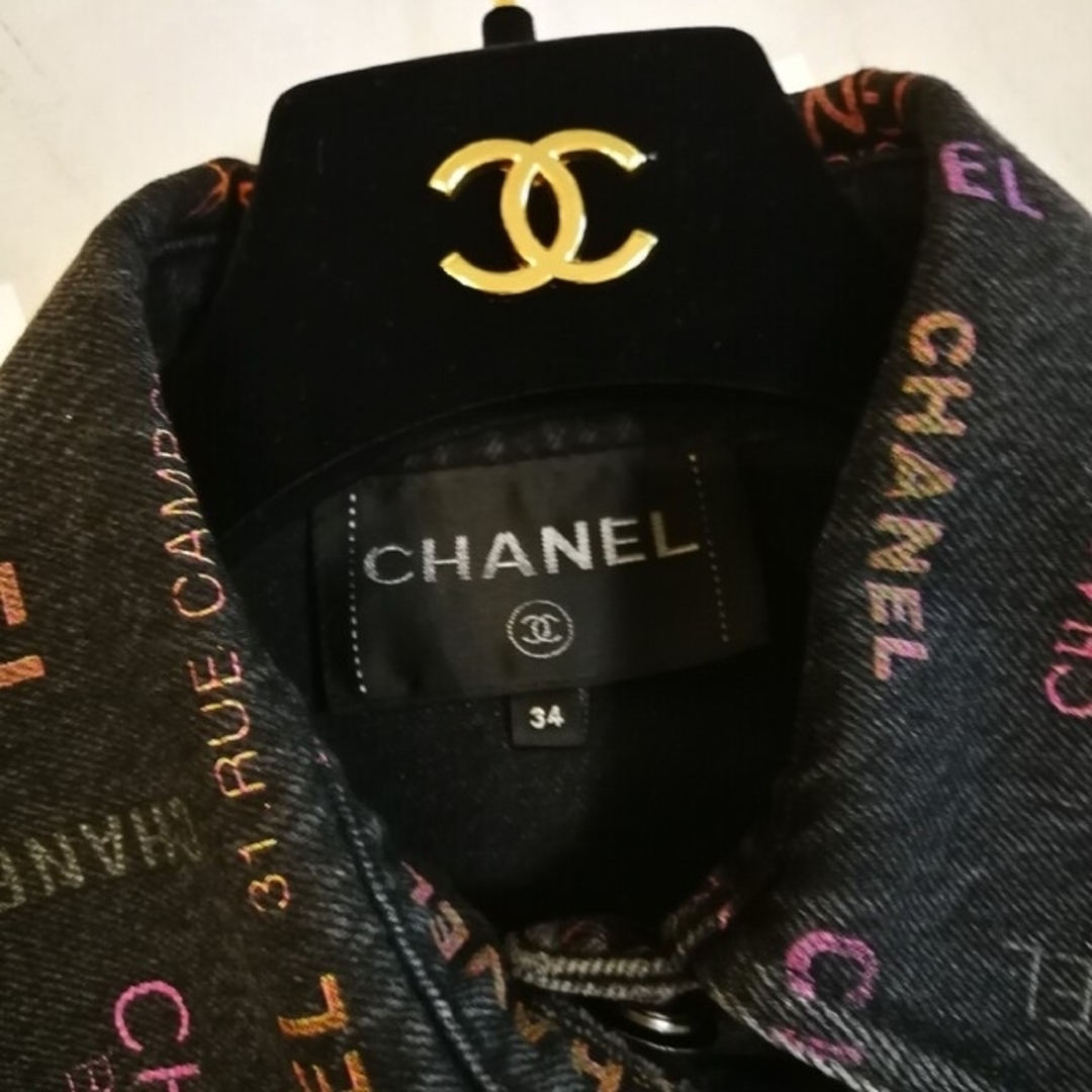 CHANEL(シャネル)のシャネル　ロゴ入り　デニムジャケット　34 レディースのジャケット/アウター(Gジャン/デニムジャケット)の商品写真